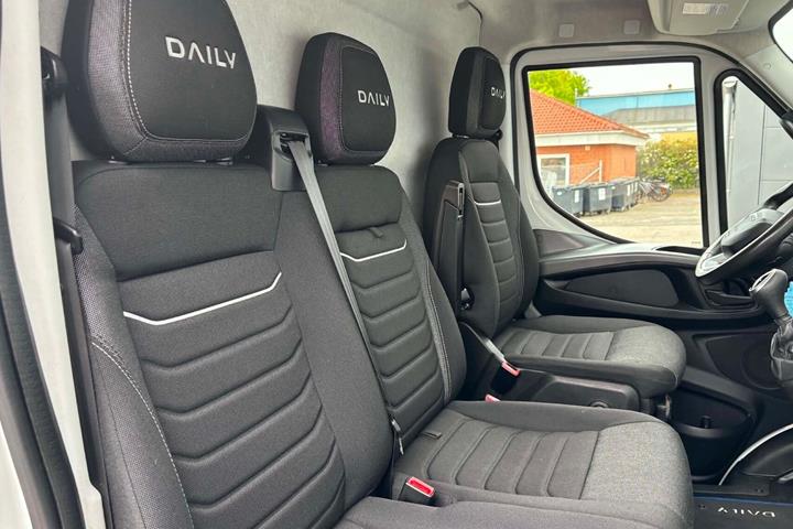 Hvid Iveco Daily fra 2023
