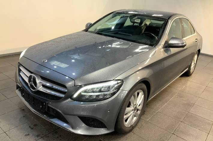 Grå Mercedes C220 d fra 2019 set udefra