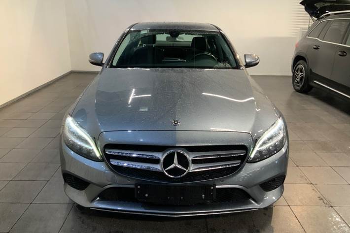 Grå Mercedes C220 d fra 2019