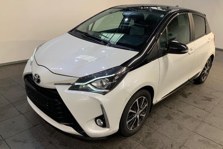 Hvid Toyota Yaris fra 2019 set udefra