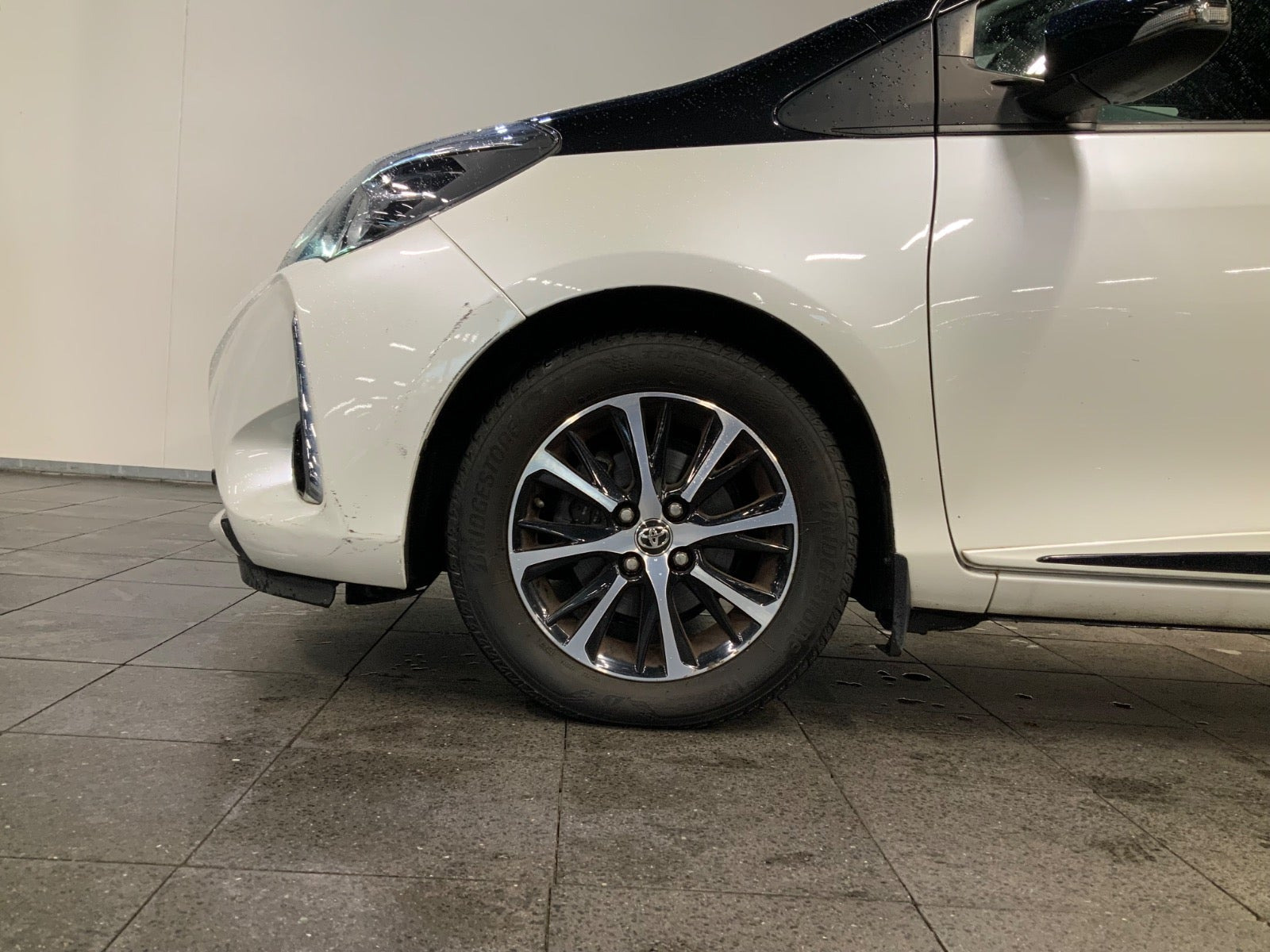 Hvid Toyota Yaris fra 2019