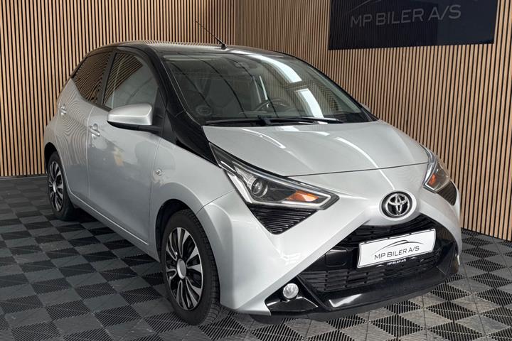 Sølv Toyota Aygo fra 2020 set udefra