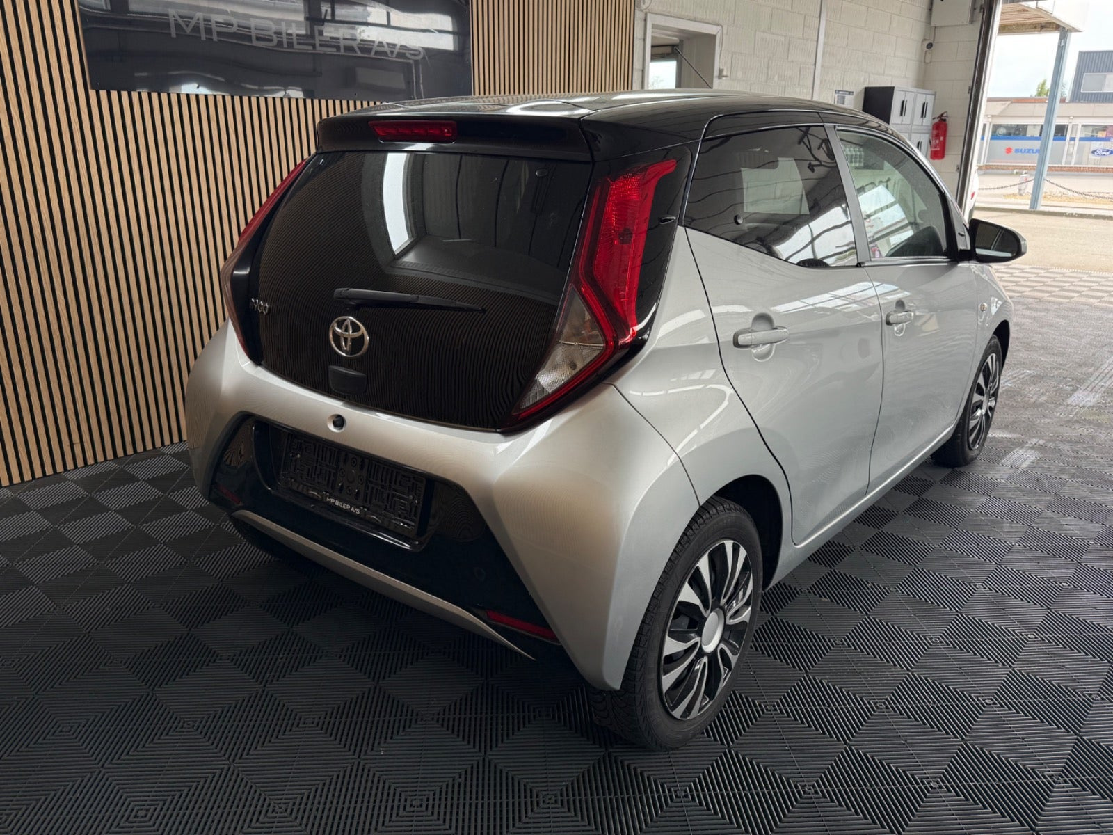 Sølv Toyota Aygo fra 2020