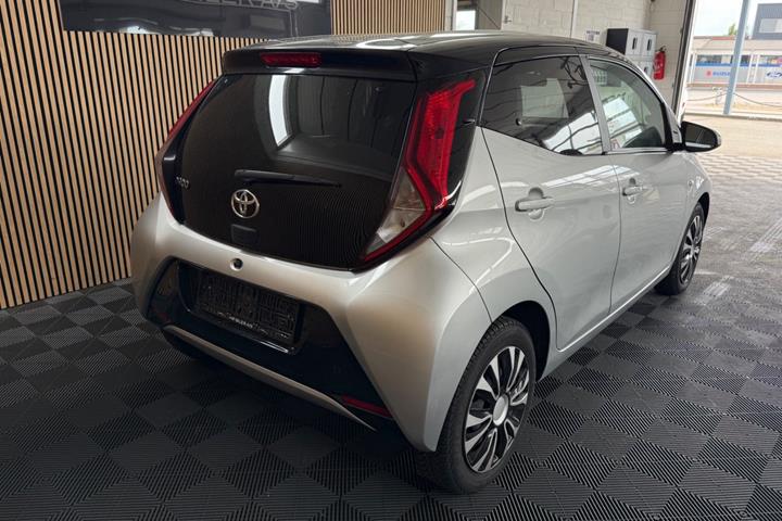 Sølv Toyota Aygo fra 2020