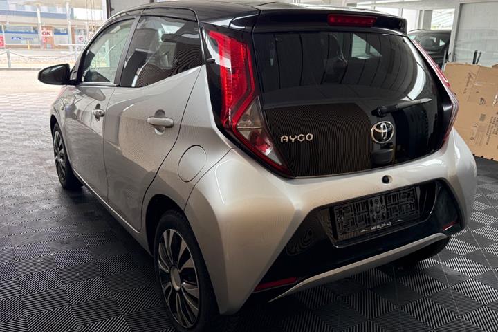 Sølv Toyota Aygo fra 2020