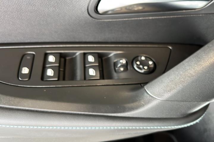 Hvid Peugeot 2008 fra 2022