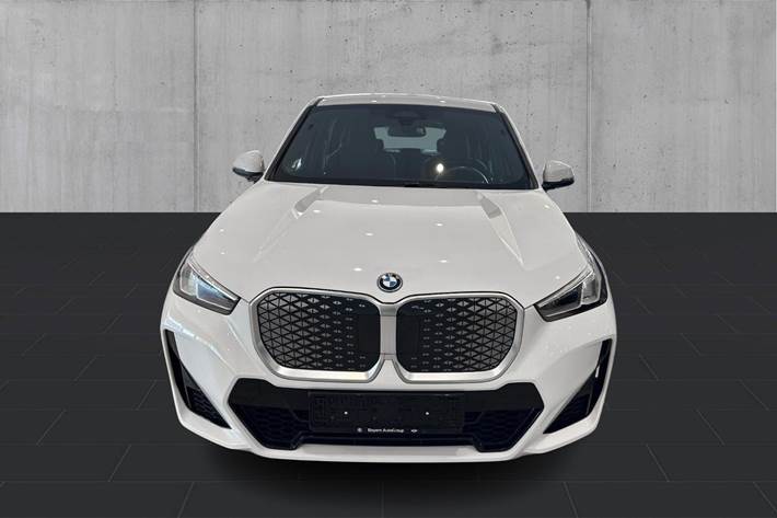 Hvid BMW iX1 fra 2024