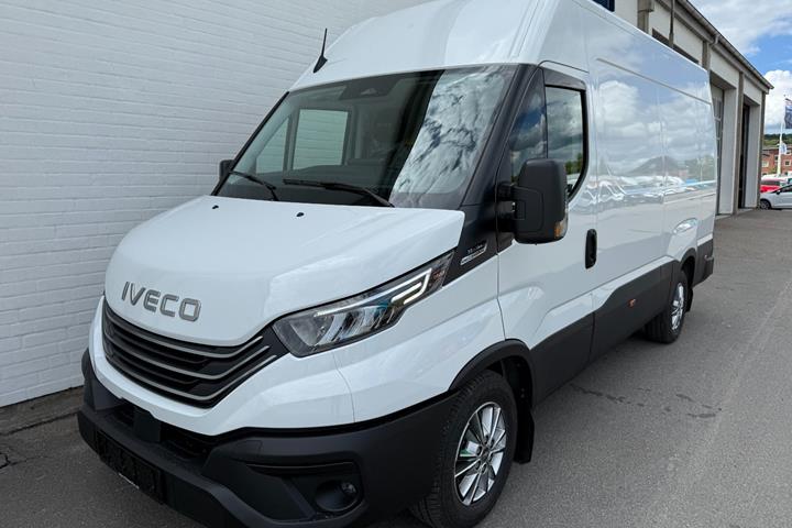 Hvid Iveco Daily fra 2026 set udefra