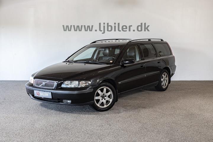 Sort Volvo V70 fra 2004 set udefra