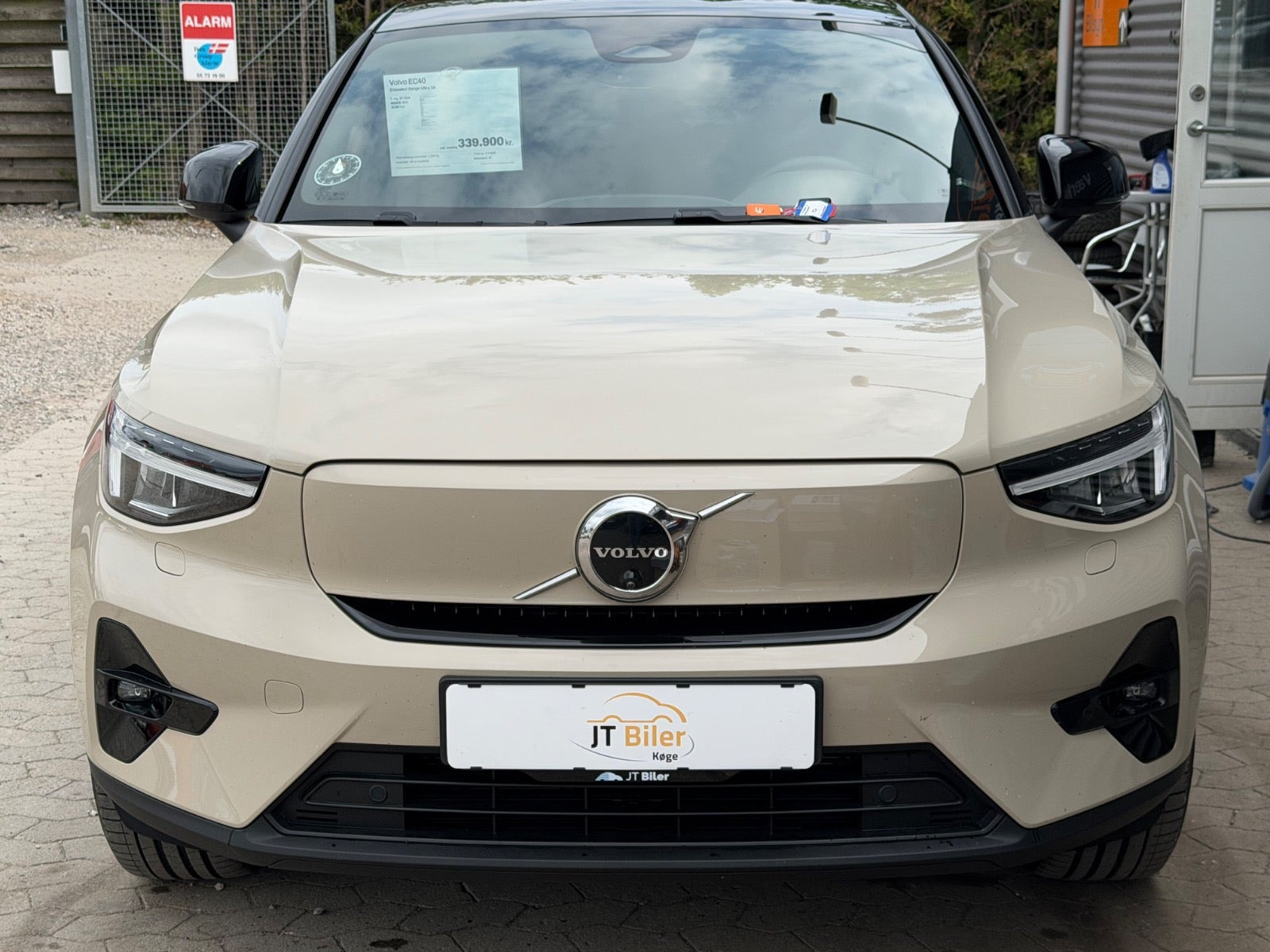 Beige Volvo EC40 fra 2025