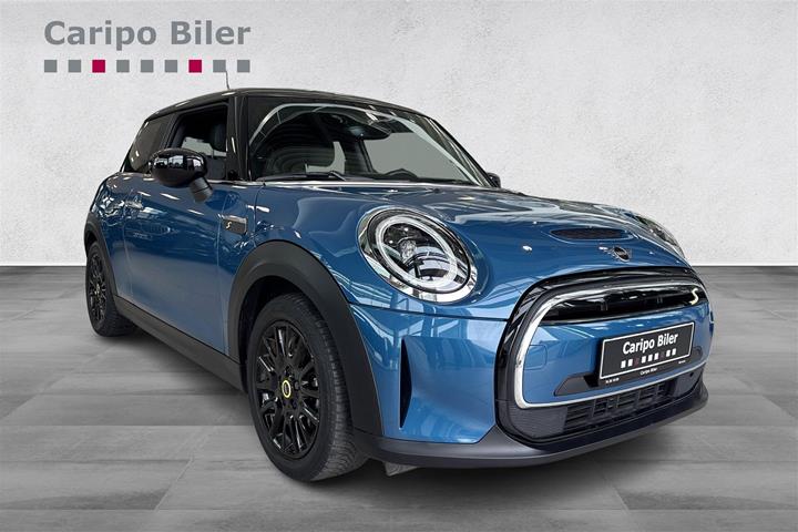 Blå Mini Cooper fra 2023 set udefra