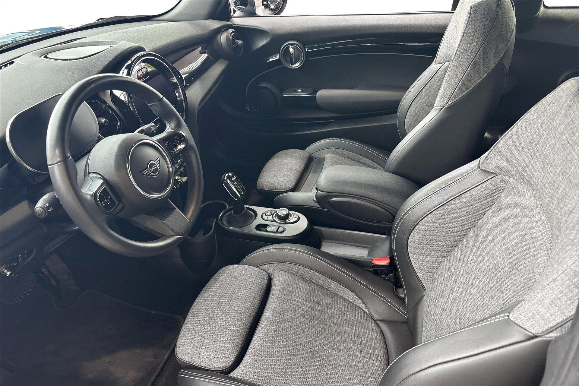 Blå Mini Cooper fra 2023