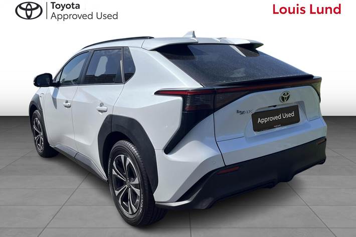 Hvid Toyota BZ4X fra 2024
