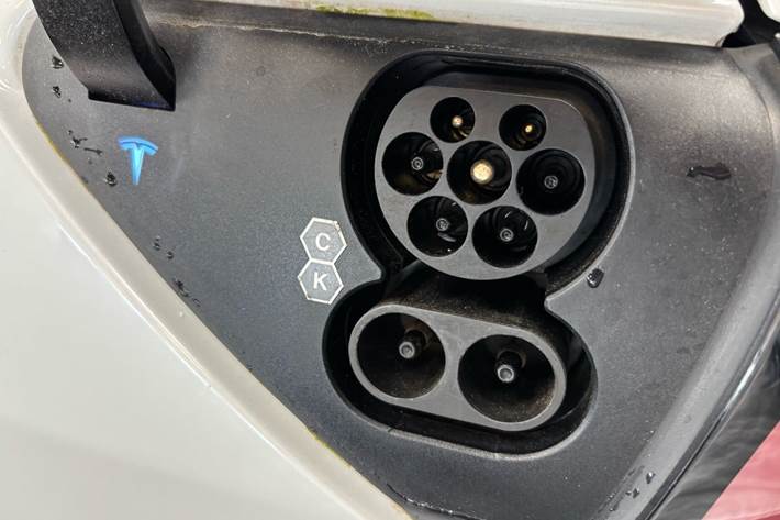 Hvid Tesla Model Y fra 2021