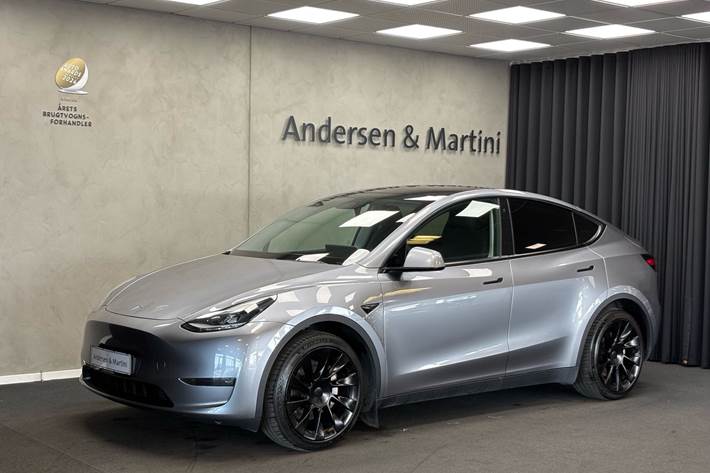 Grå Tesla Model Y fra 2024