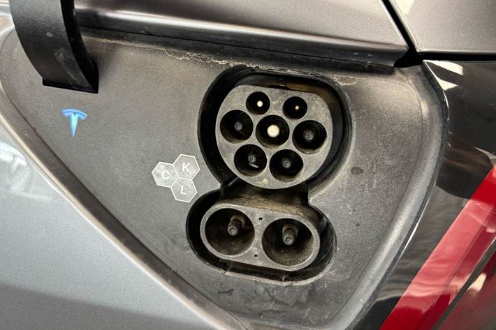 Grå Tesla Model Y fra 2024