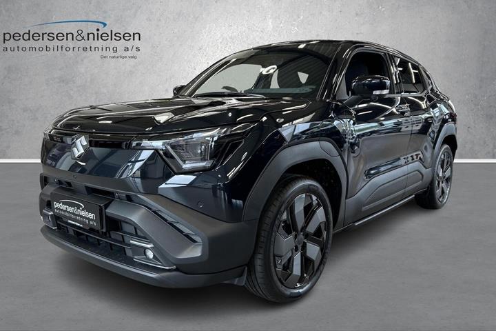 Sort Suzuki eVitara fra 2025 set udefra