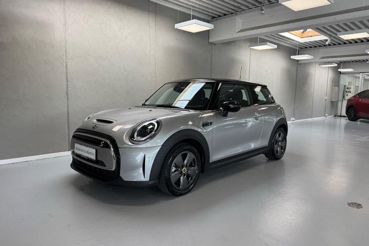 Sølv Mini Cooper fra 2024 set udefra