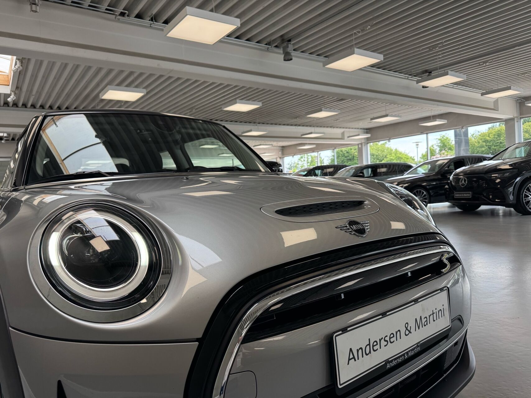 Sølv Mini Cooper fra 2024