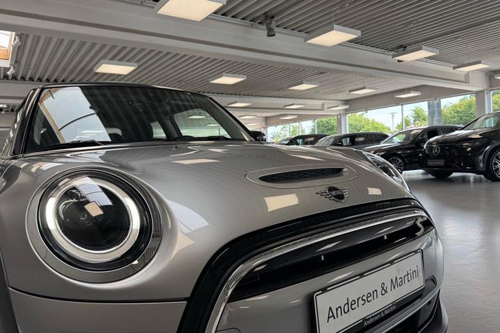 Sølv Mini Cooper fra 2024