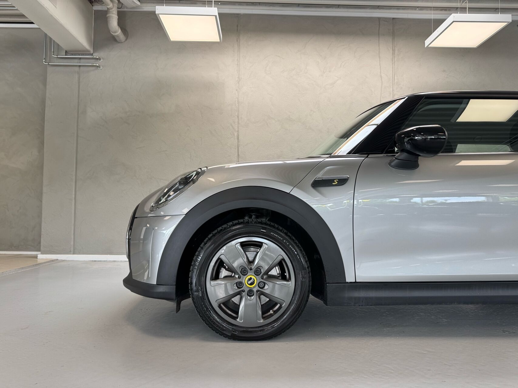 Sølv Mini Cooper fra 2024