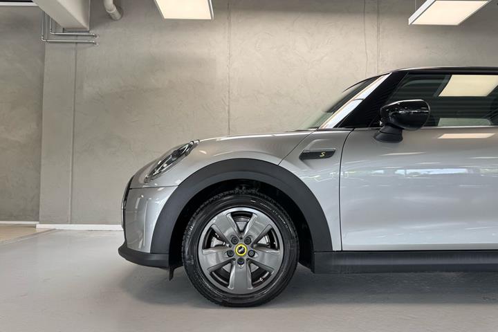 Sølv Mini Cooper fra 2024