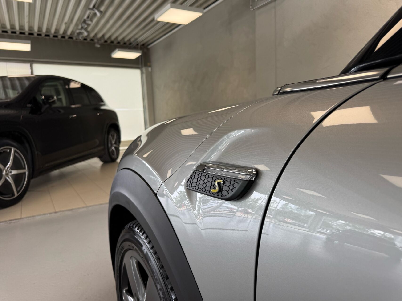 Sølv Mini Cooper fra 2024
