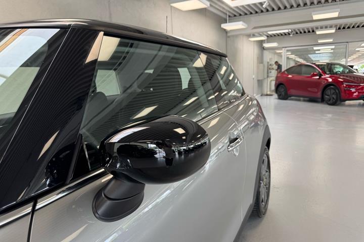 Sølv Mini Cooper fra 2024
