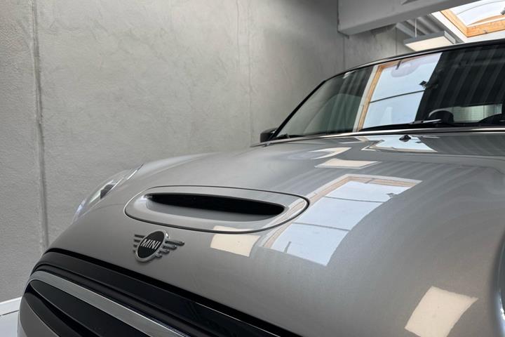 Sølv Mini Cooper fra 2024