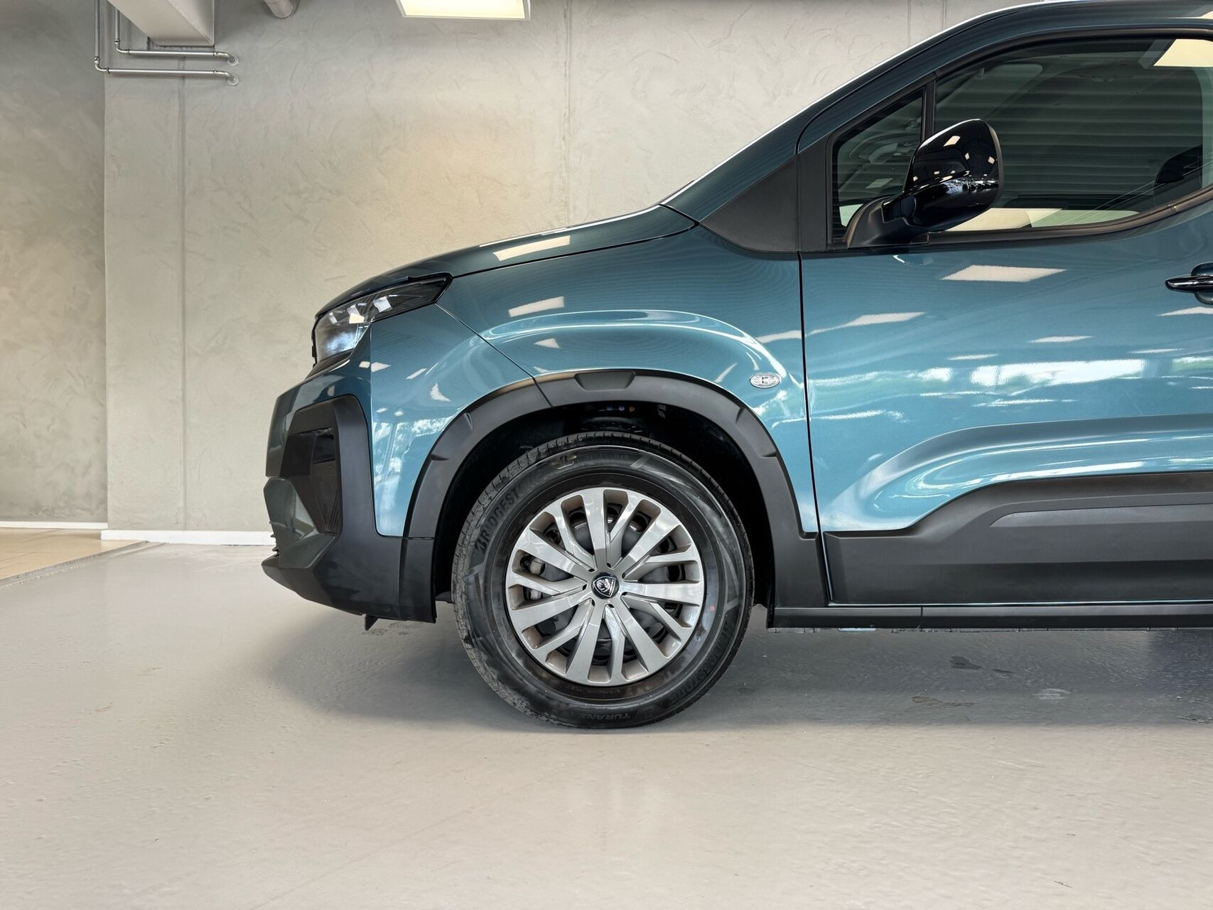 Blå Peugeot e-Rifter fra 2025