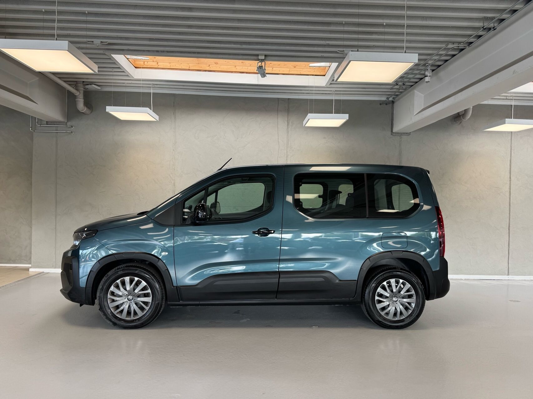 Blå Peugeot e-Rifter fra 2025