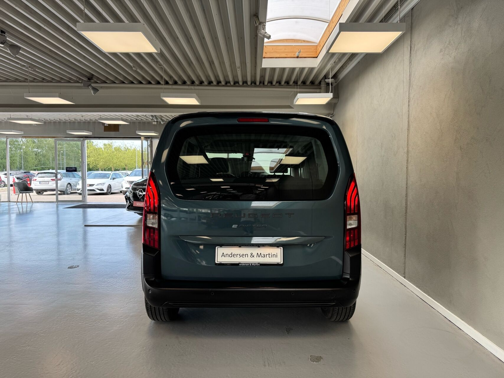 Blå Peugeot e-Rifter fra 2025
