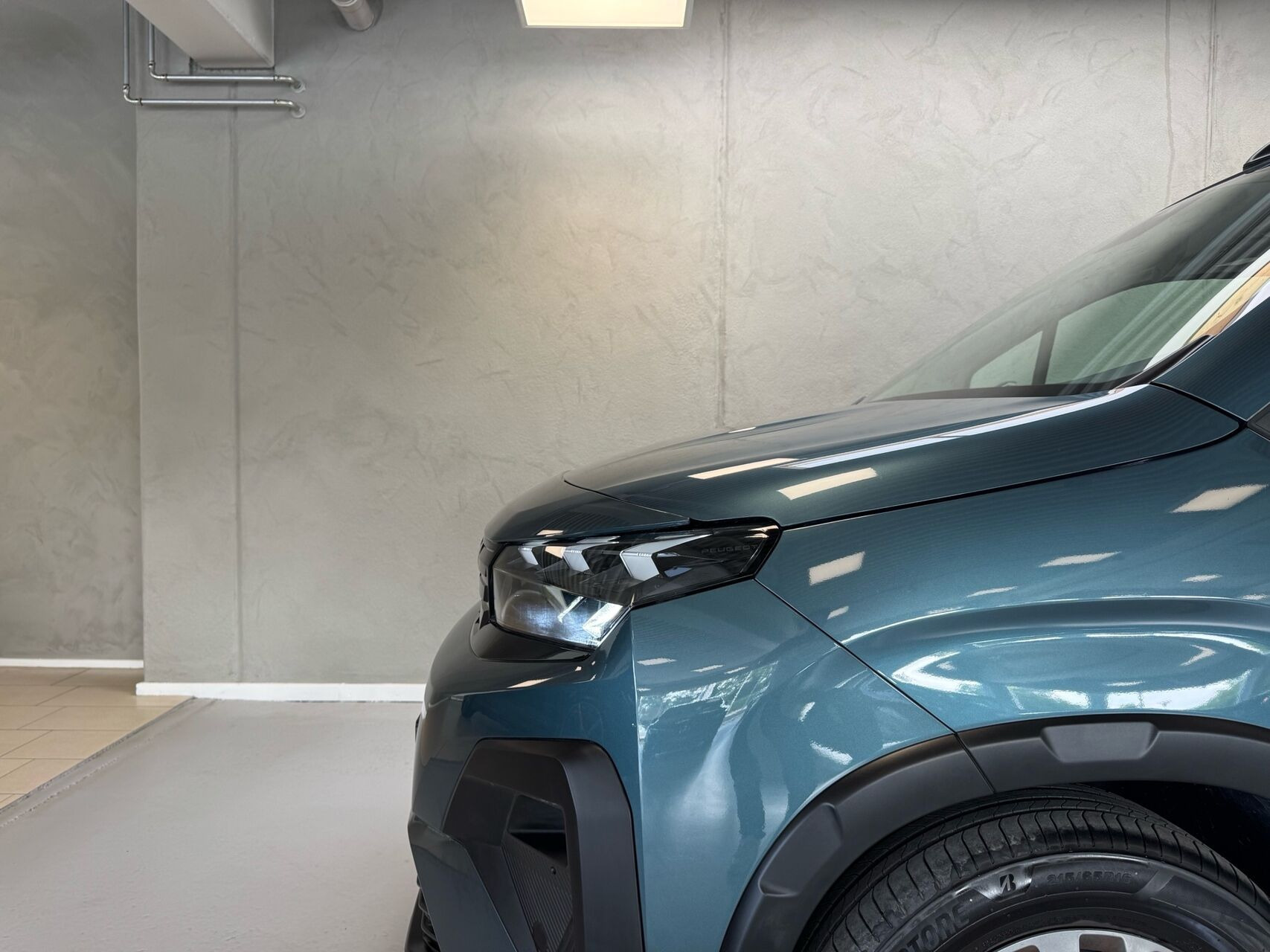 Blå Peugeot e-Rifter fra 2025