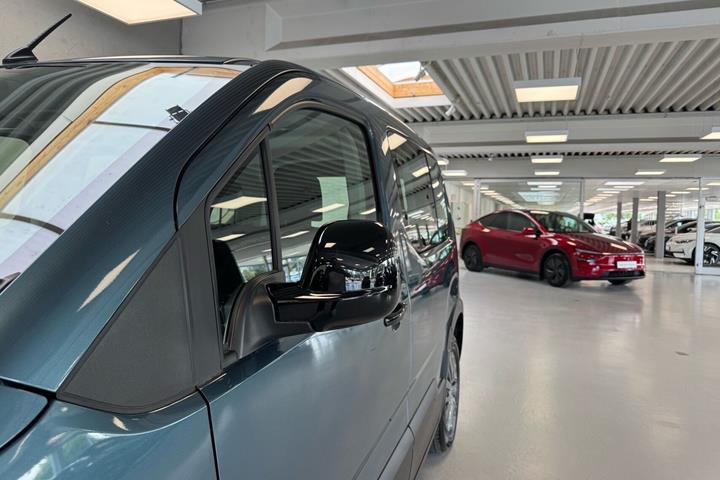 Blå Peugeot e-Rifter fra 2025