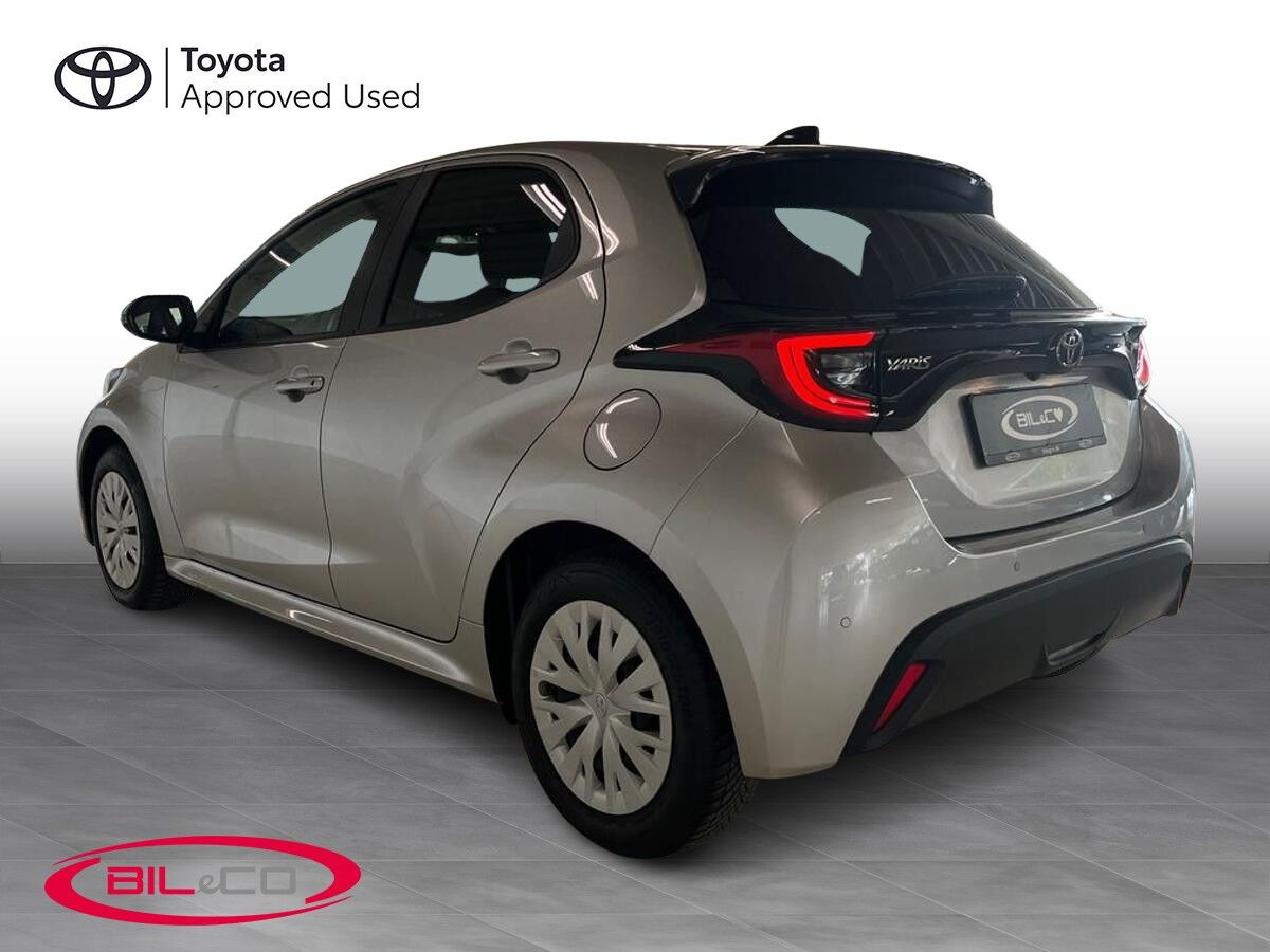 Sølv Toyota Yaris fra 2025