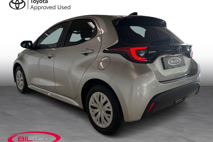 Sølv Toyota Yaris fra 2025