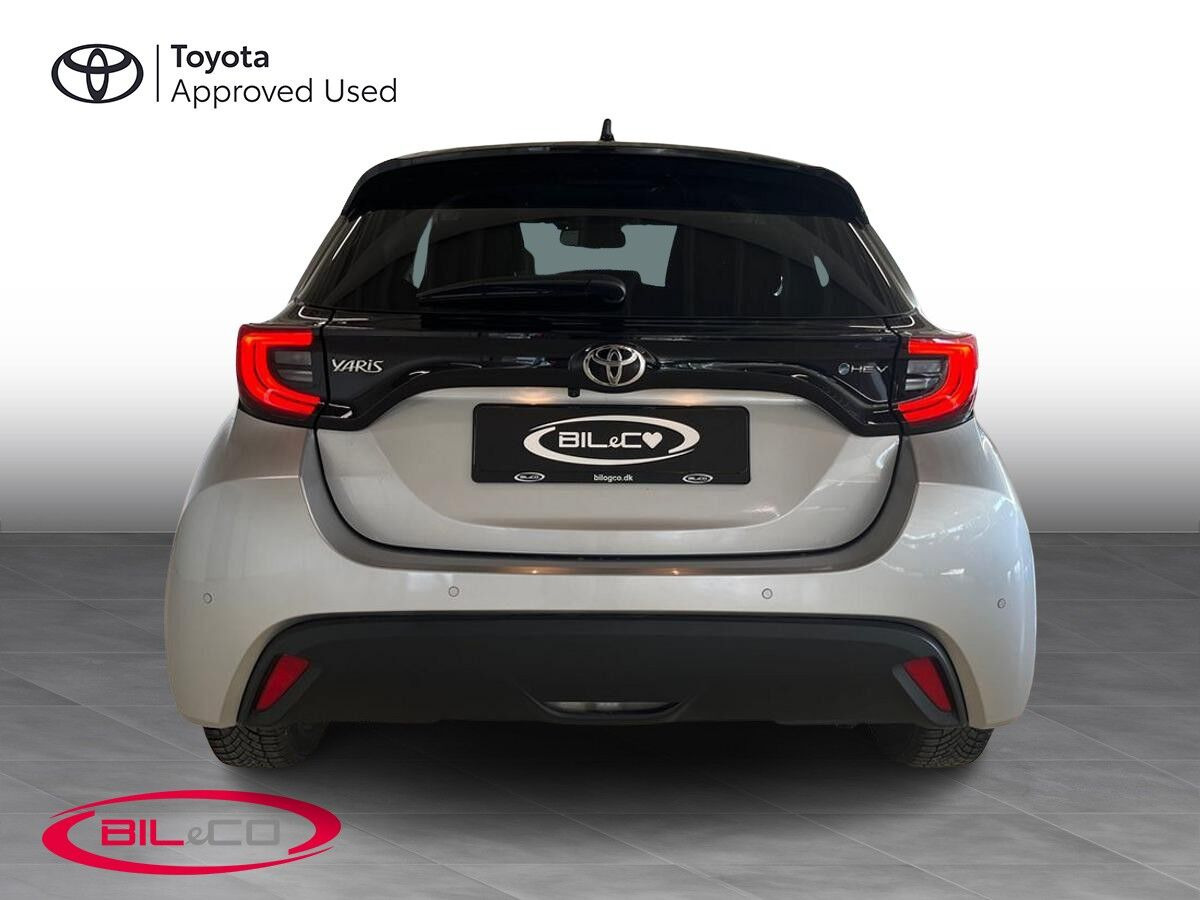 Sølv Toyota Yaris fra 2025