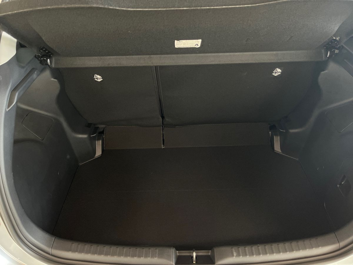 Sølv Toyota Yaris fra 2025