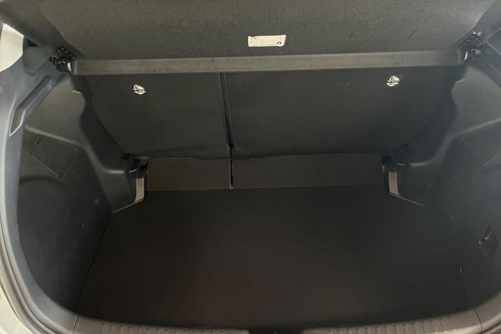 Sølv Toyota Yaris fra 2025