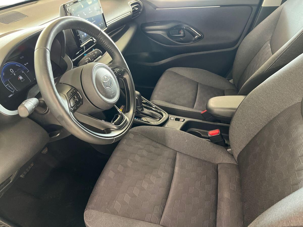Sølv Toyota Yaris fra 2025