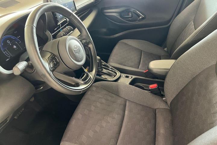 Sølv Toyota Yaris fra 2025