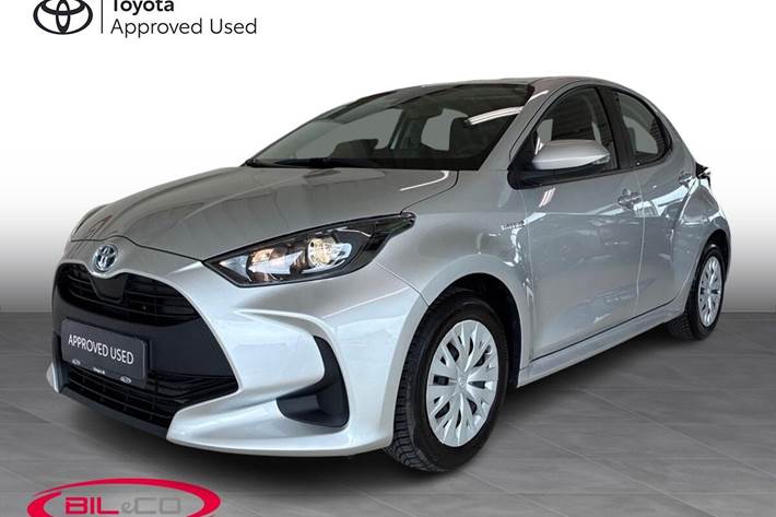 Grå Toyota Yaris fra 2021 set udefra