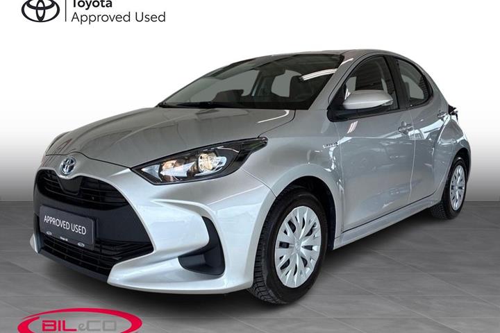 Grå Toyota Yaris fra 2021 set udefra
