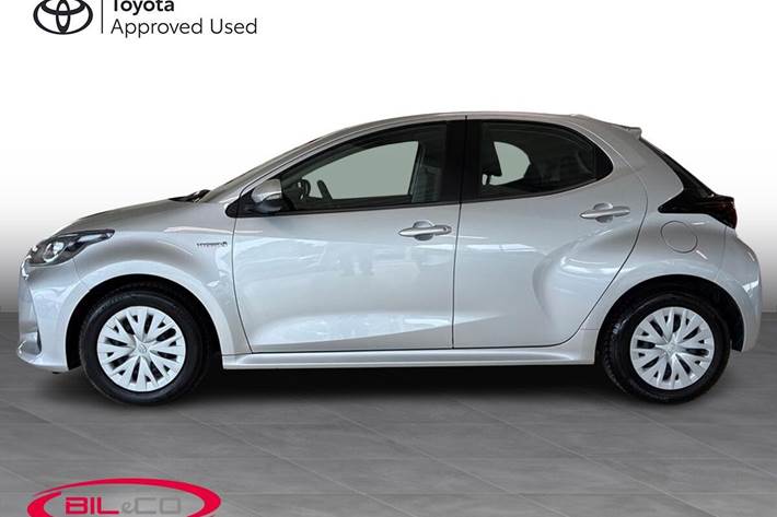 Grå Toyota Yaris fra 2021