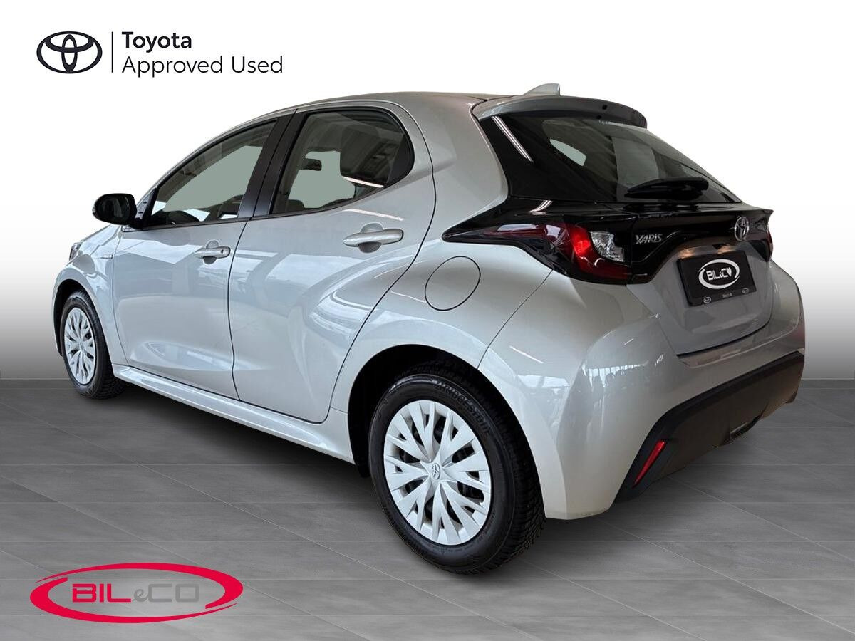 Grå Toyota Yaris fra 2021