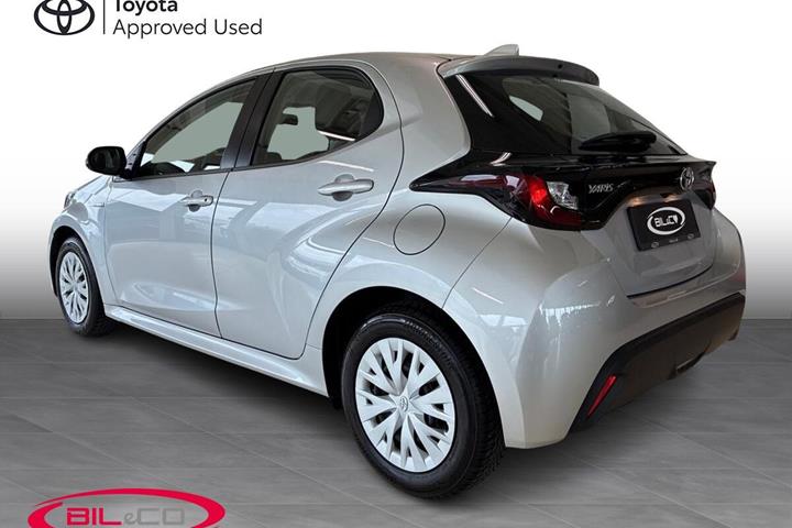 Grå Toyota Yaris fra 2021