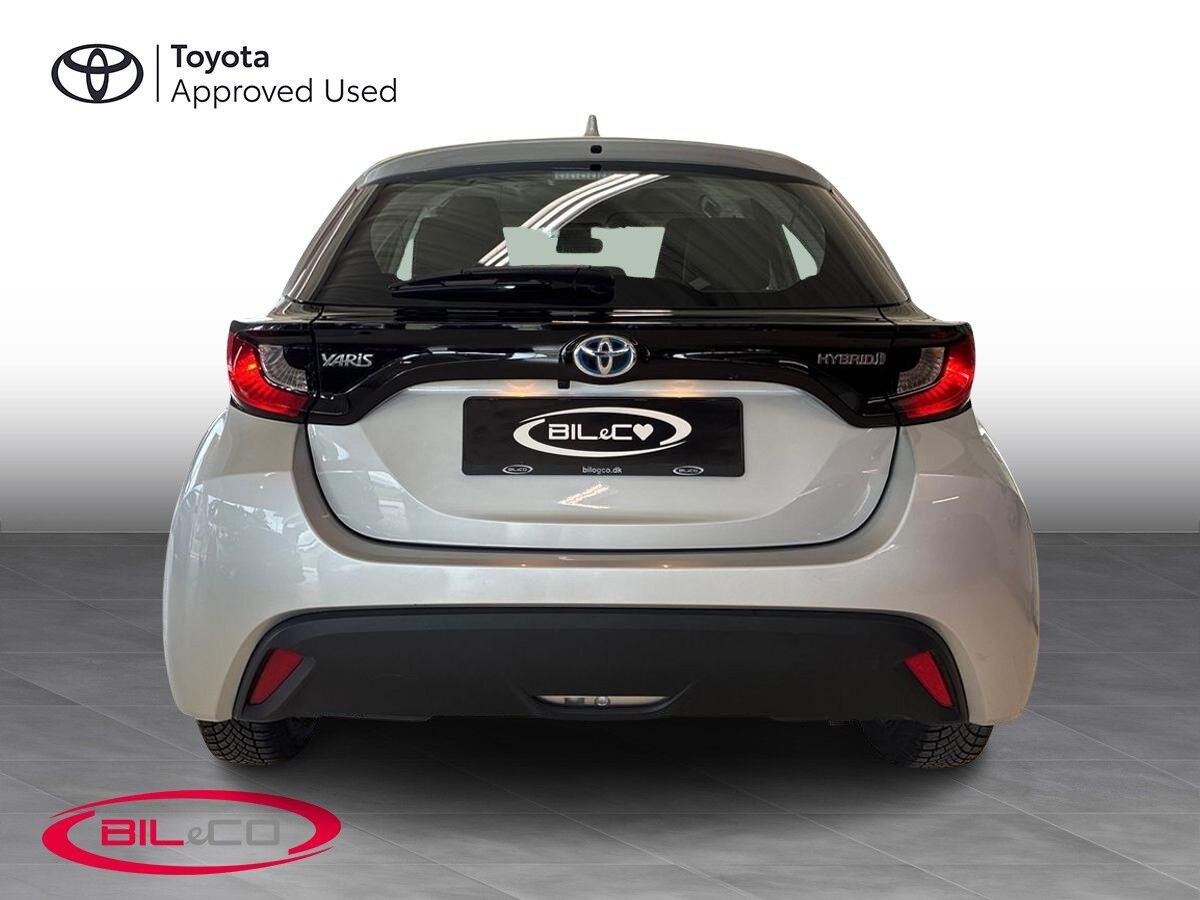 Grå Toyota Yaris fra 2021