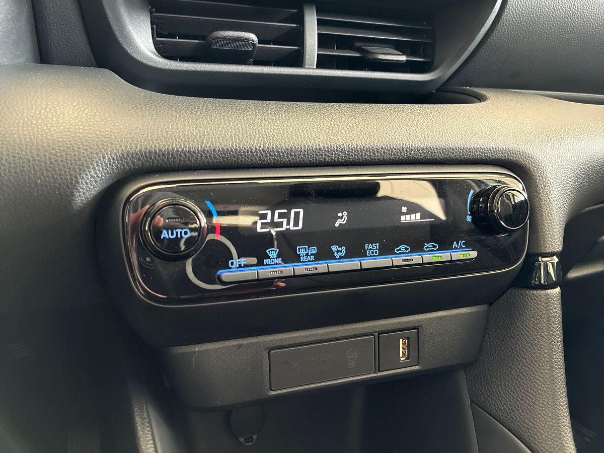 Grå Toyota Yaris fra 2021