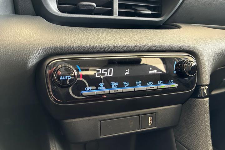 Grå Toyota Yaris fra 2021