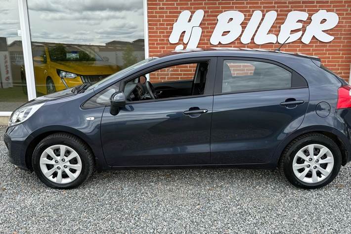 Grå Kia Rio fra 2013